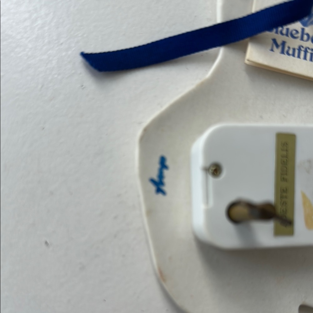 Vintage Blue and White Handmade Handpainted Porcelain Musical Cat Ornament - Picture 6 of 9